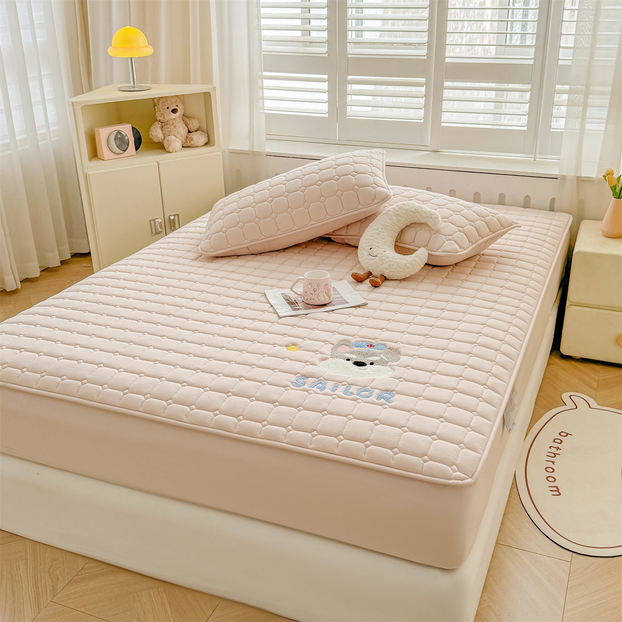 91家纺网 家纺一手货源 找家纺 雯豆家纺 2025新品刺绣款毛巾绣夹棉床笠三件套纯色素色床护垫保护套 叮当狗-奶咖