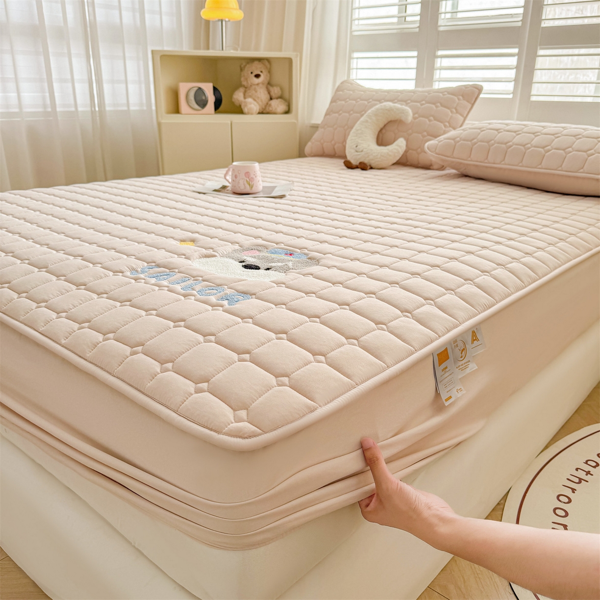 91家纺网 家纺一手货源 找家纺 雯豆家纺 2025新品刺绣款毛巾绣夹棉床笠三件套纯色素色床护垫保护套 叮当狗-奶咖