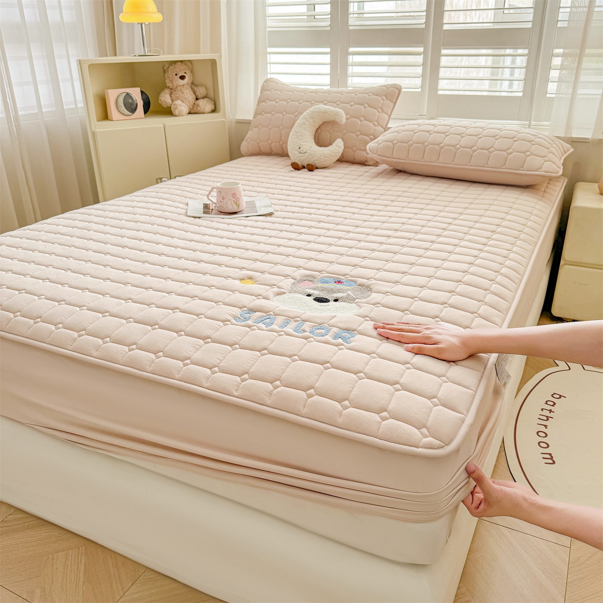 91家纺网 家纺一手货源 找家纺 雯豆家纺 2025新品刺绣款毛巾绣夹棉床笠三件套纯色素色床护垫保护套 叮当狗-奶咖