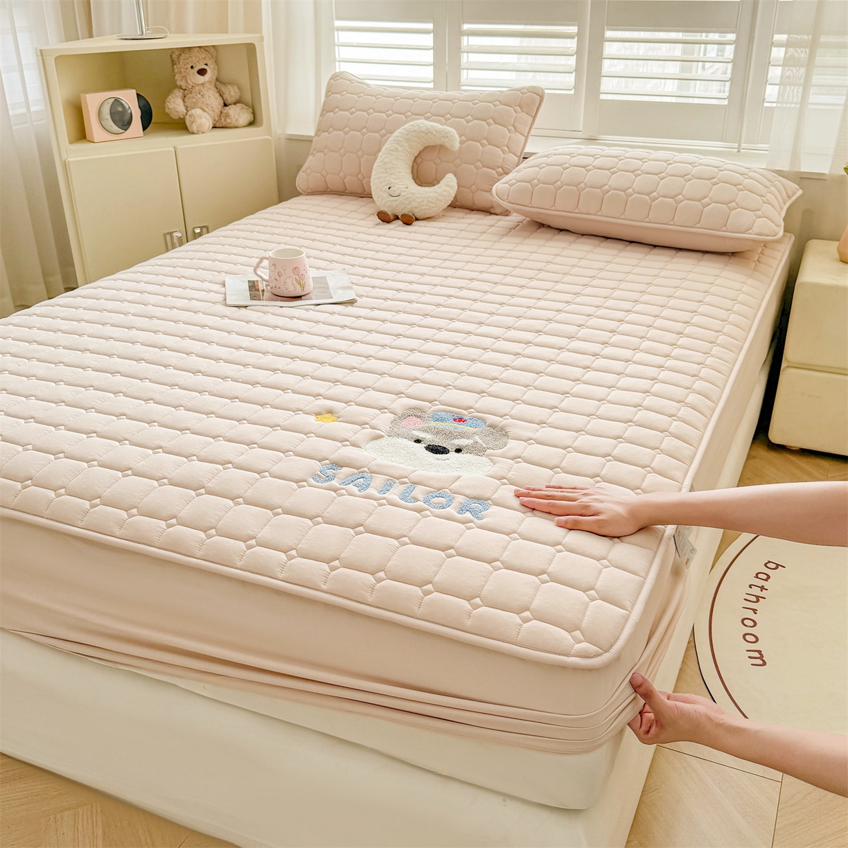 91家纺网 家纺一手货源 找家纺 雯豆家纺 2025新品刺绣款毛巾绣夹棉床笠三件套纯色素色床护垫保护套 叮当狗-奶咖