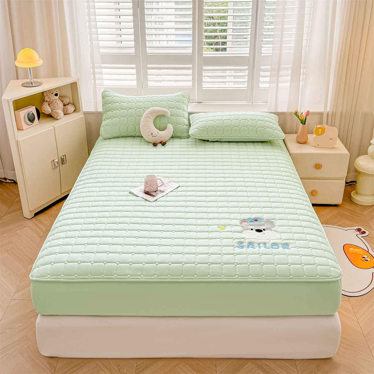 91家纺网 家纺一手货源 找家纺 雯豆家纺 2025新品刺绣款毛巾绣夹棉床笠三件套纯色素色床护垫保护套 叮当狗-清雅绿