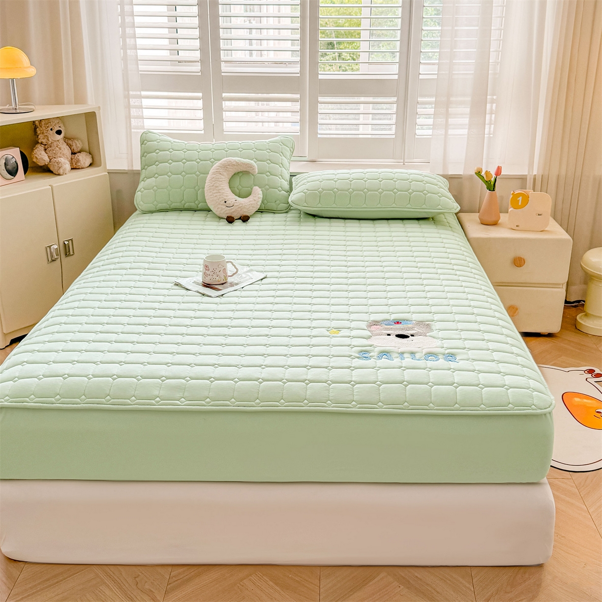 91家纺网 家纺一手货源 找家纺 雯豆家纺 2025新品刺绣款毛巾绣夹棉床笠三件套纯色素色床护垫保护套 叮当狗-清雅绿