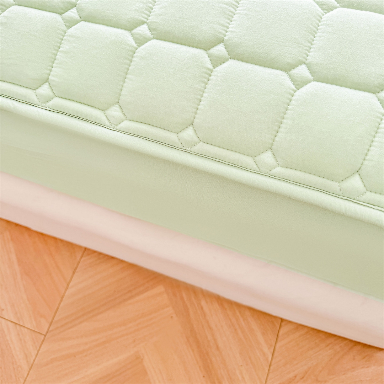 91家纺网 家纺一手货源 找家纺 雯豆家纺 2025新品刺绣款毛巾绣夹棉床笠三件套纯色素色床护垫保护套 叮当狗-清雅绿