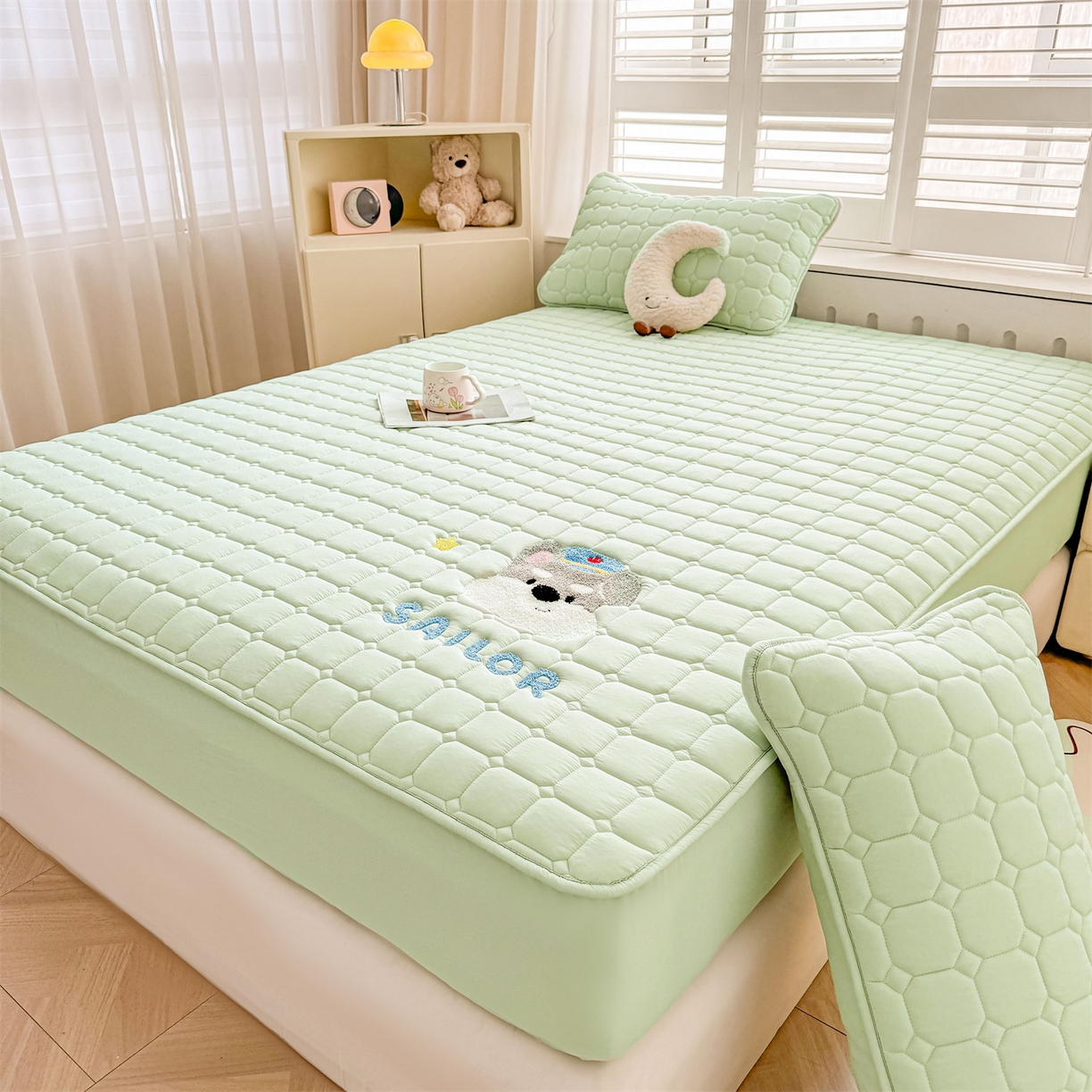 91家纺网 家纺一手货源 找家纺 雯豆家纺 2025新品刺绣款毛巾绣夹棉床笠三件套纯色素色床护垫保护套 叮当狗-清雅绿