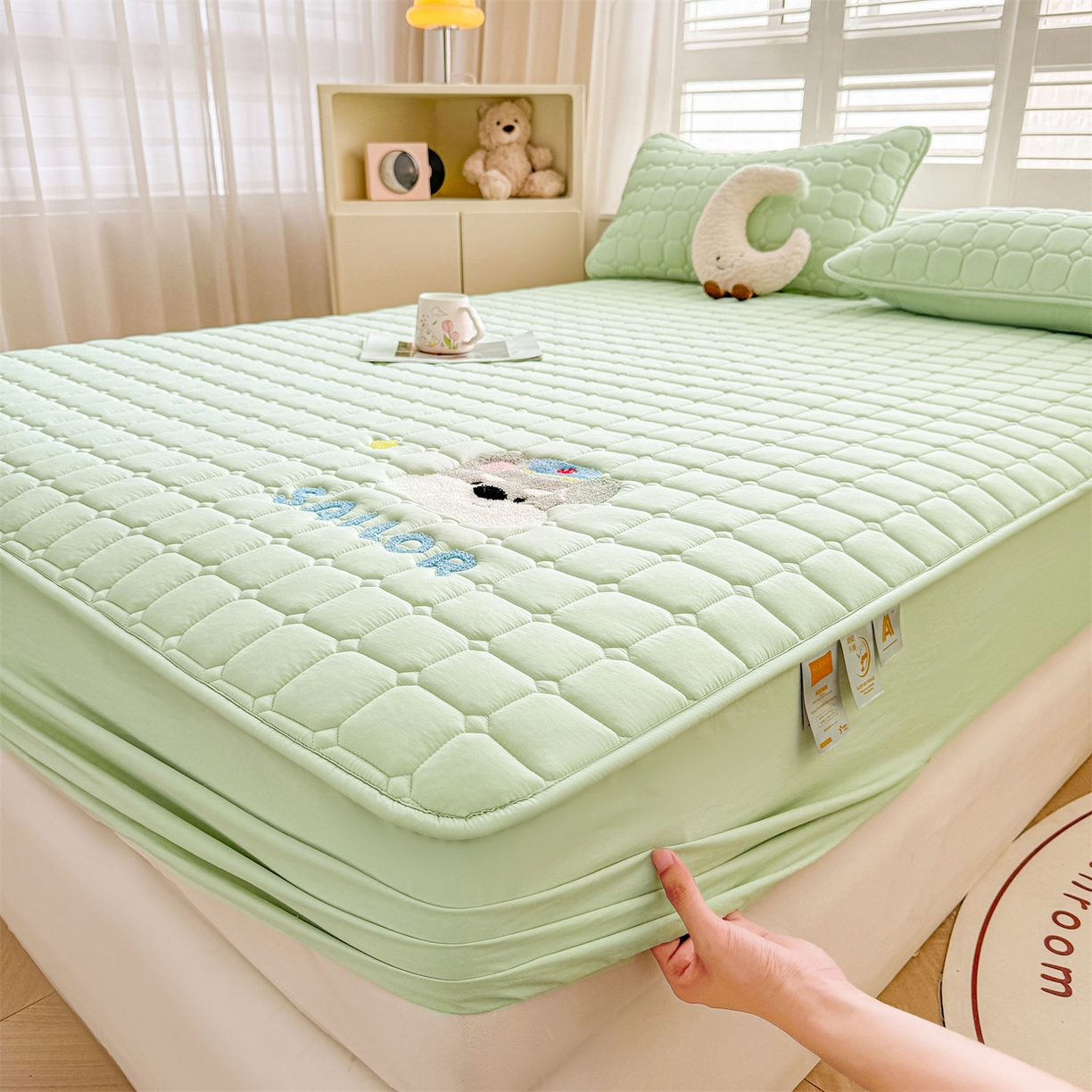 91家纺网 家纺一手货源 找家纺 雯豆家纺 2025新品刺绣款毛巾绣夹棉床笠三件套纯色素色床护垫保护套 叮当狗-清雅绿