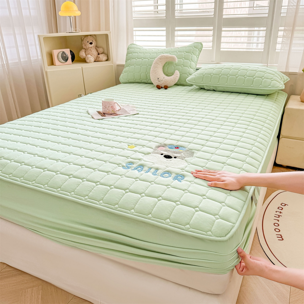 91家纺网 家纺一手货源 找家纺 雯豆家纺 2025新品刺绣款毛巾绣夹棉床笠三件套纯色素色床护垫保护套 叮当狗-清雅绿