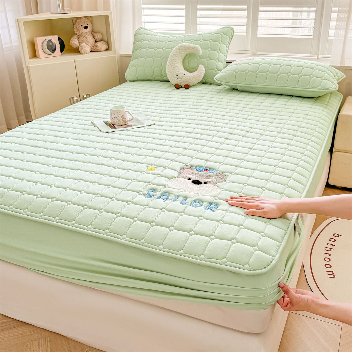 91家纺网 家纺一手货源 找家纺 雯豆家纺 2025新品刺绣款毛巾绣夹棉床笠三件套纯色素色床护垫保护套 叮当狗-清雅绿