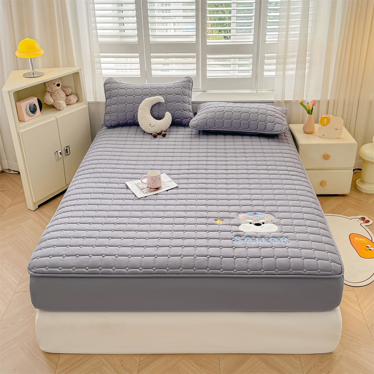 91家纺网 家纺一手货源 找家纺 雯豆家纺 2025新品刺绣款毛巾绣夹棉床笠三件套纯色素色床护垫保护套 叮当狗-深空灰