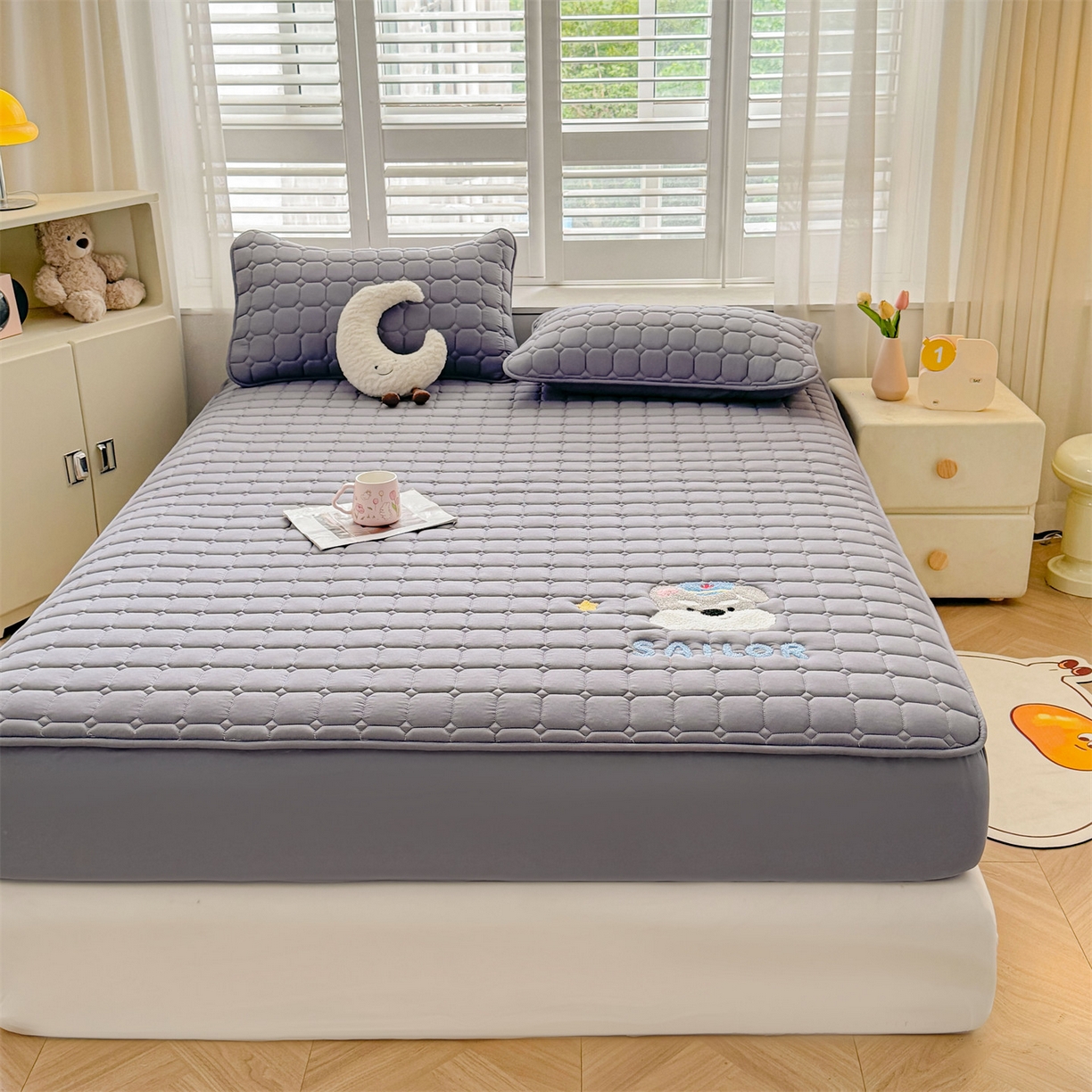 91家纺网 家纺一手货源 找家纺 雯豆家纺 2025新品刺绣款毛巾绣夹棉床笠三件套纯色素色床护垫保护套 叮当狗-深空灰