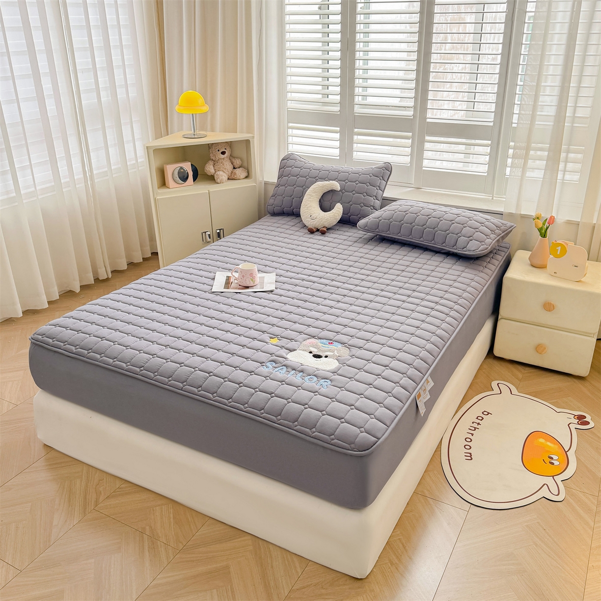 91家纺网 家纺一手货源 找家纺 雯豆家纺 2025新品刺绣款毛巾绣夹棉床笠三件套纯色素色床护垫保护套 叮当狗-深空灰