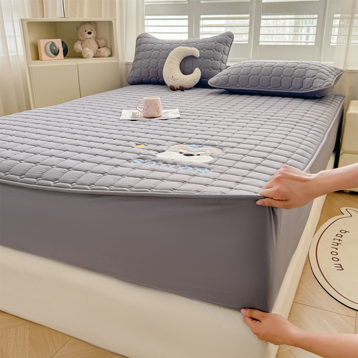 91家纺网 家纺一手货源 找家纺 雯豆家纺 2025新品刺绣款毛巾绣夹棉床笠三件套纯色素色床护垫保护套 叮当狗-深空灰