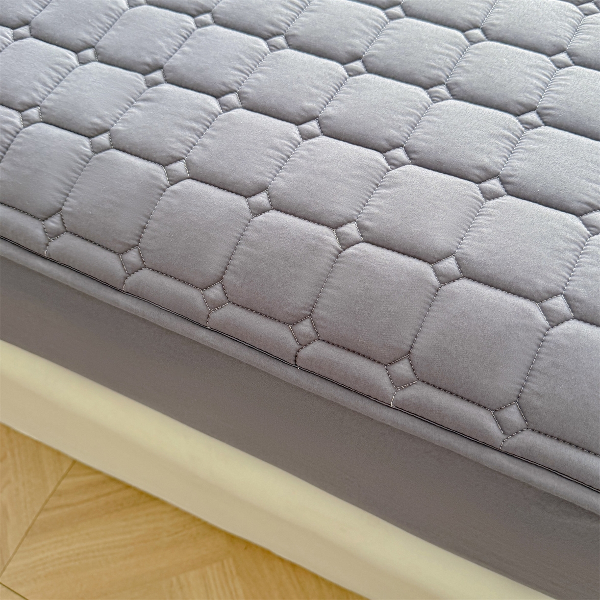 91家纺网 家纺一手货源 找家纺 雯豆家纺 2025新品刺绣款毛巾绣夹棉床笠三件套纯色素色床护垫保护套 叮当狗-深空灰