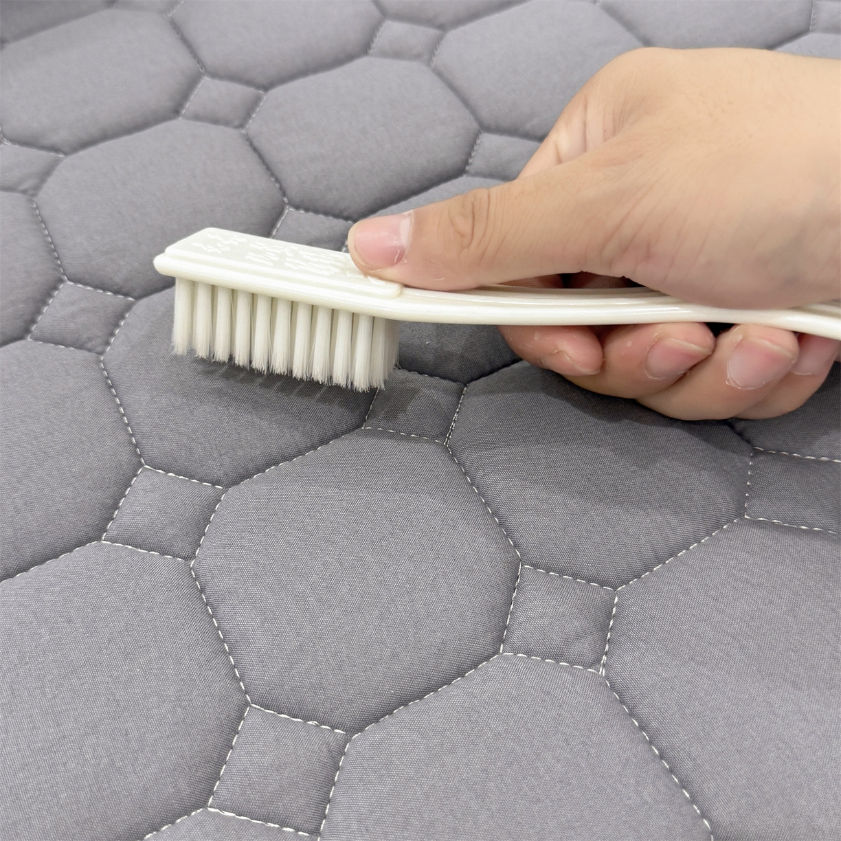 91家纺网 家纺一手货源 找家纺 雯豆家纺 2025新品刺绣款毛巾绣夹棉床笠三件套纯色素色床护垫保护套 叮当狗-深空灰