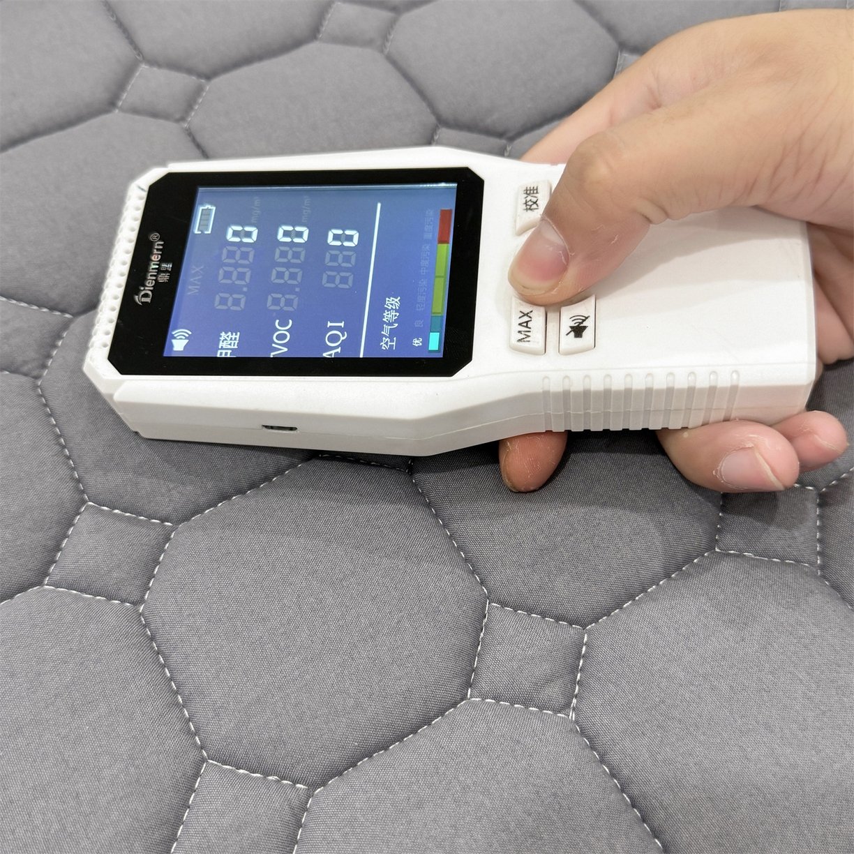 91家纺网 家纺一手货源 找家纺 雯豆家纺 2025新品刺绣款毛巾绣夹棉床笠三件套纯色素色床护垫保护套 叮当狗-深空灰