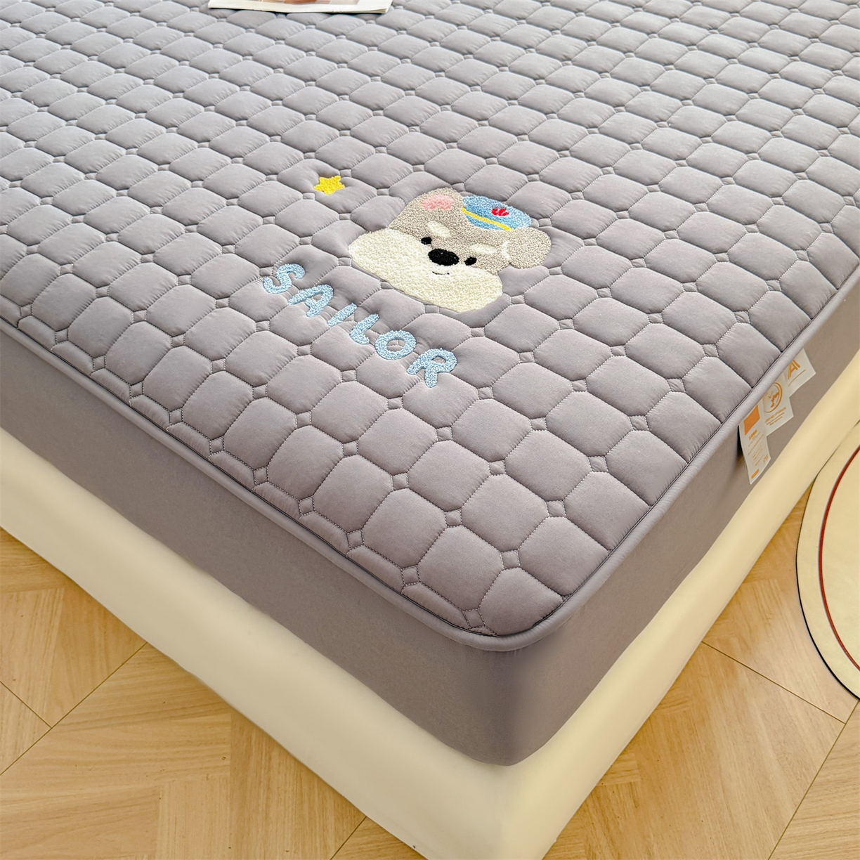 91家纺网 家纺一手货源 找家纺 雯豆家纺 2025新品刺绣款毛巾绣夹棉床笠三件套纯色素色床护垫保护套 叮当狗-深空灰