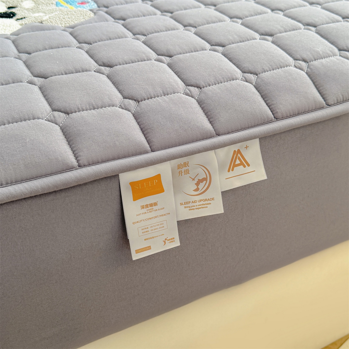 91家纺网 家纺一手货源 找家纺 雯豆家纺 2025新品刺绣款毛巾绣夹棉床笠三件套纯色素色床护垫保护套 叮当狗-深空灰