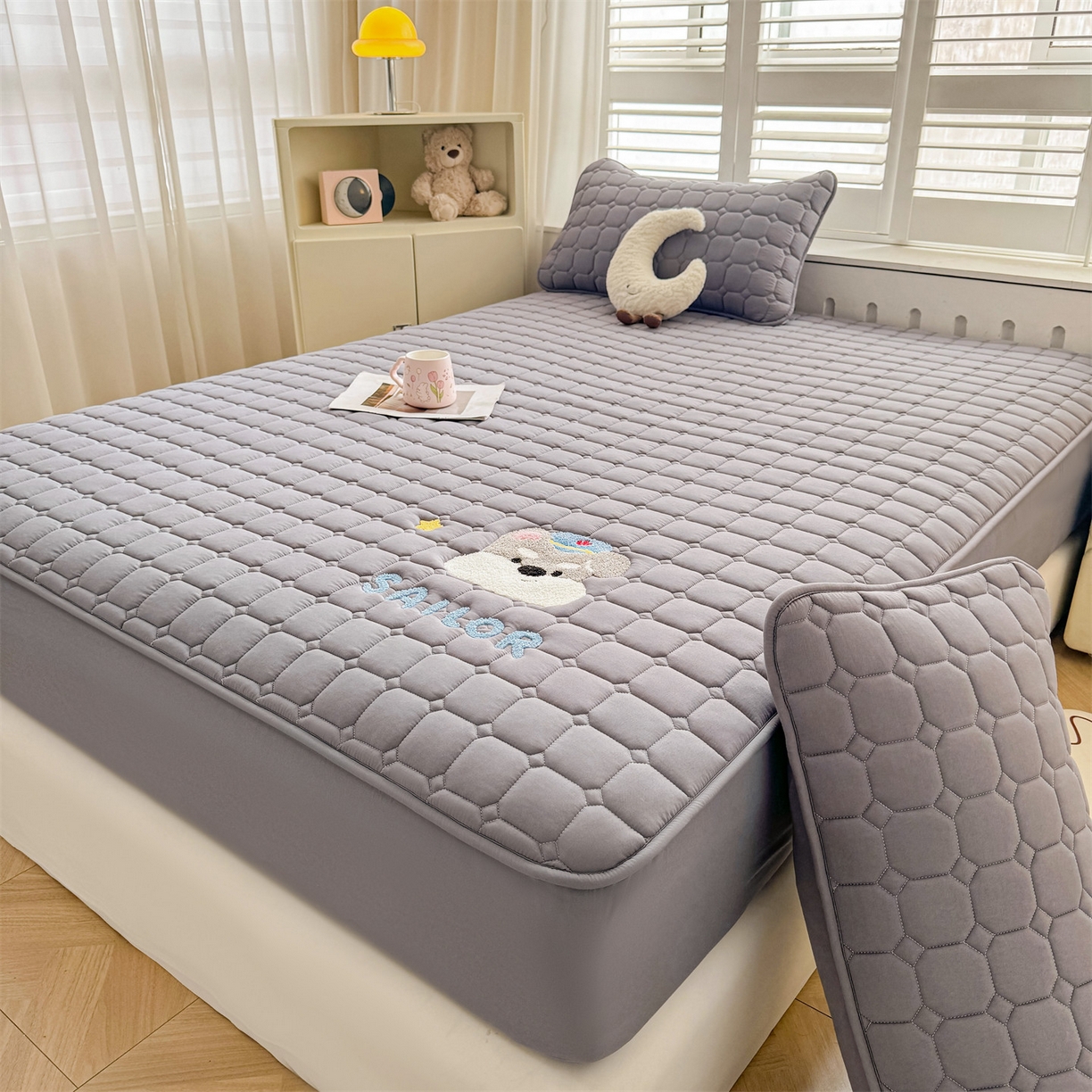 91家纺网 家纺一手货源 找家纺 雯豆家纺 2025新品刺绣款毛巾绣夹棉床笠三件套纯色素色床护垫保护套 叮当狗-深空灰