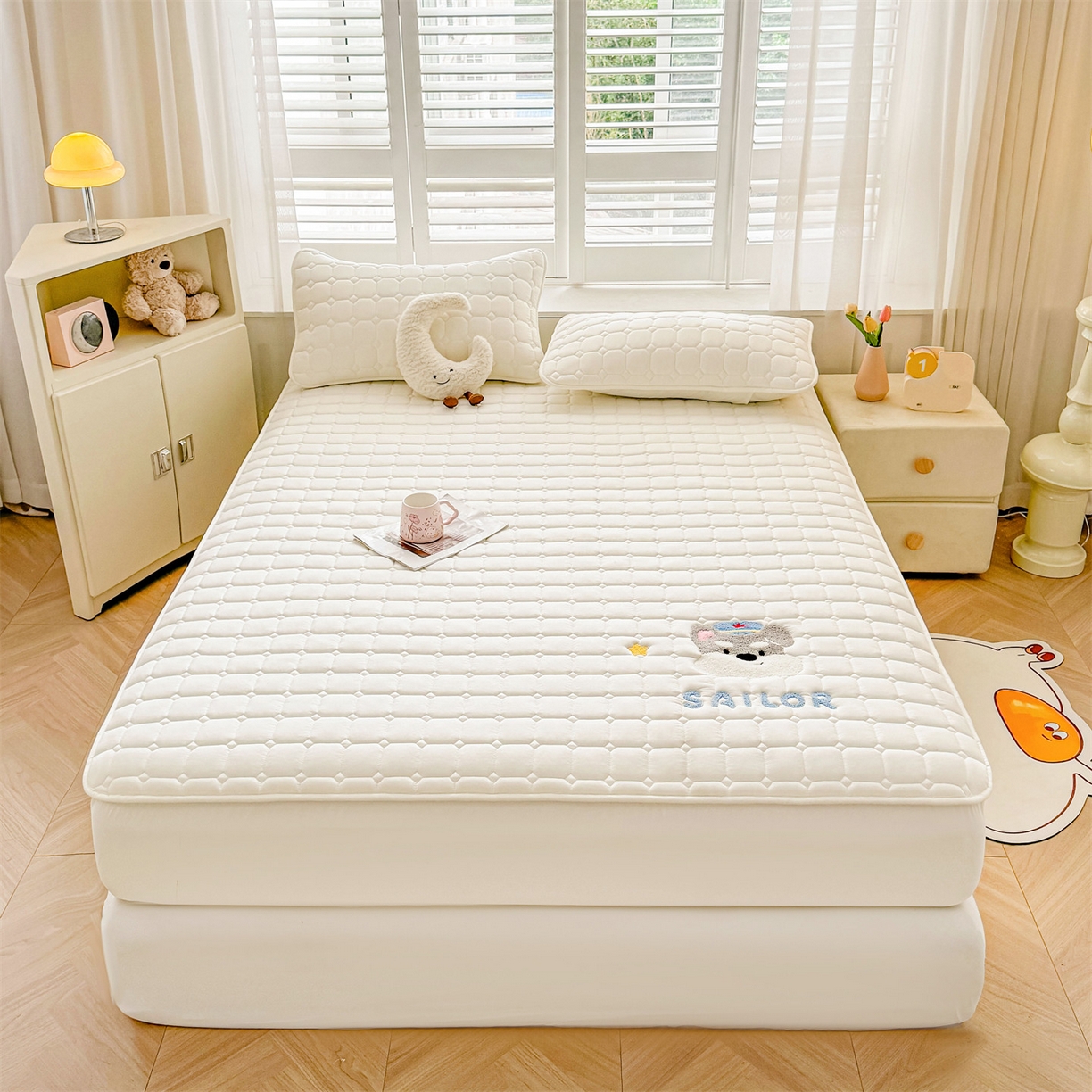 91家纺网 家纺一手货源 找家纺 雯豆家纺 2025新品刺绣款毛巾绣夹棉床笠三件套纯色素色床护垫保护套 叮当狗-月光白