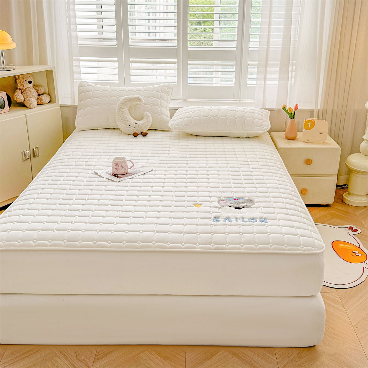 91家纺网 家纺一手货源 找家纺 雯豆家纺 2025新品刺绣款毛巾绣夹棉床笠三件套纯色素色床护垫保护套 叮当狗-月光白