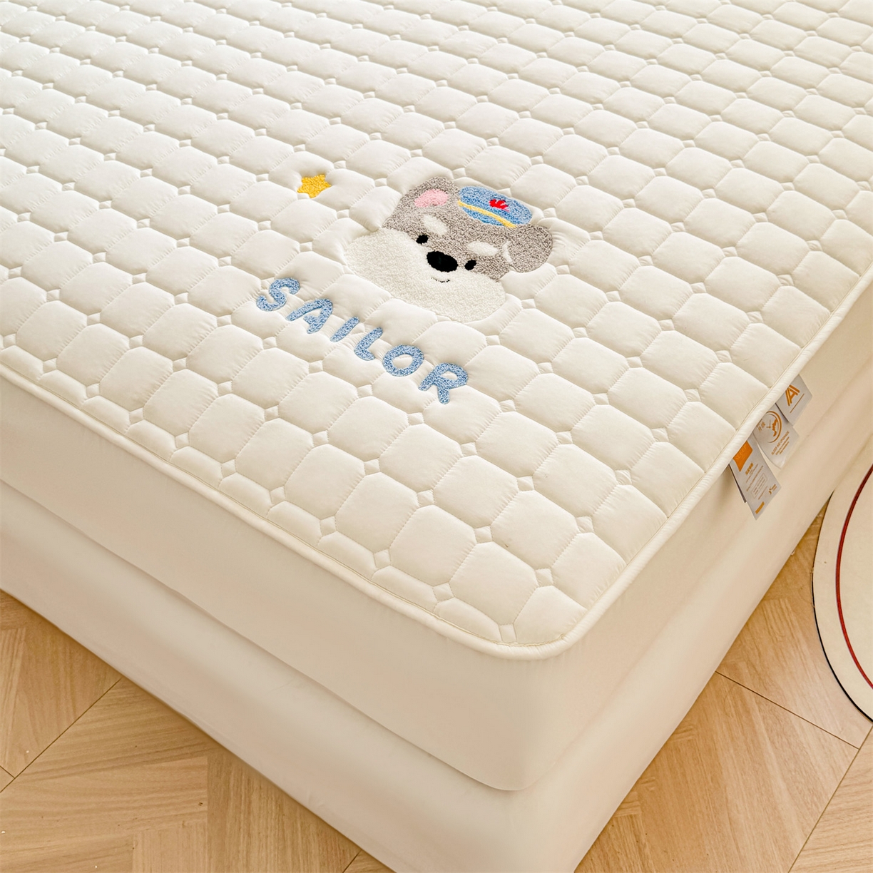 91家纺网 家纺一手货源 找家纺 雯豆家纺 2025新品刺绣款毛巾绣夹棉床笠三件套纯色素色床护垫保护套 叮当狗-月光白