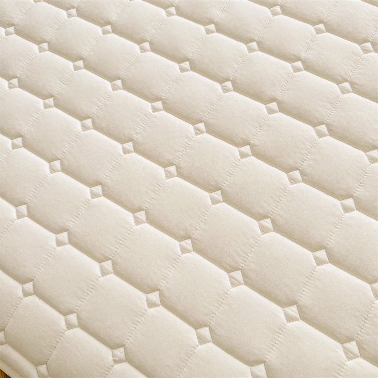 91家纺网 家纺一手货源 找家纺 雯豆家纺 2025新品刺绣款毛巾绣夹棉床笠三件套纯色素色床护垫保护套 叮当狗-月光白