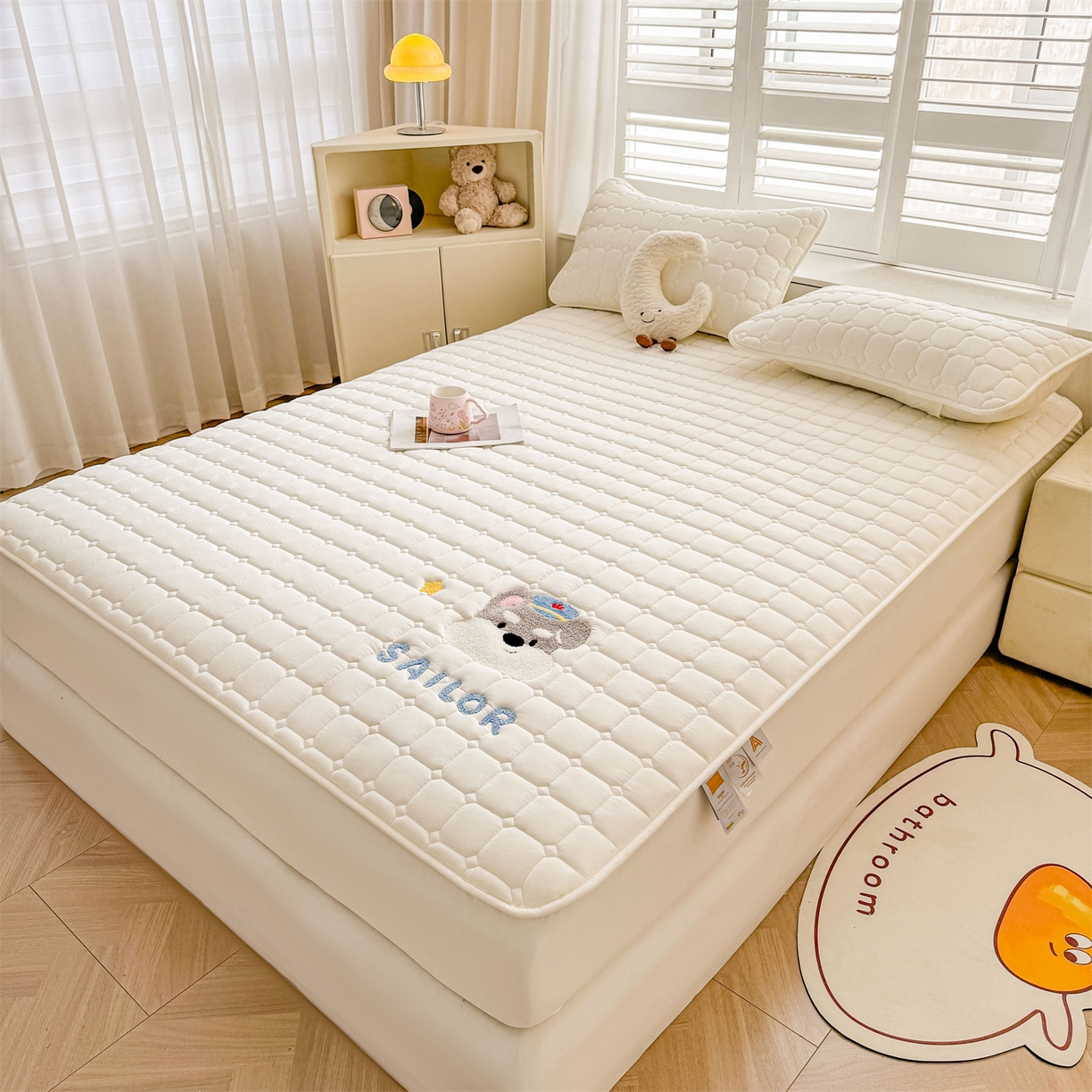 91家纺网 家纺一手货源 找家纺 雯豆家纺 2025新品刺绣款毛巾绣夹棉床笠三件套纯色素色床护垫保护套 叮当狗-月光白