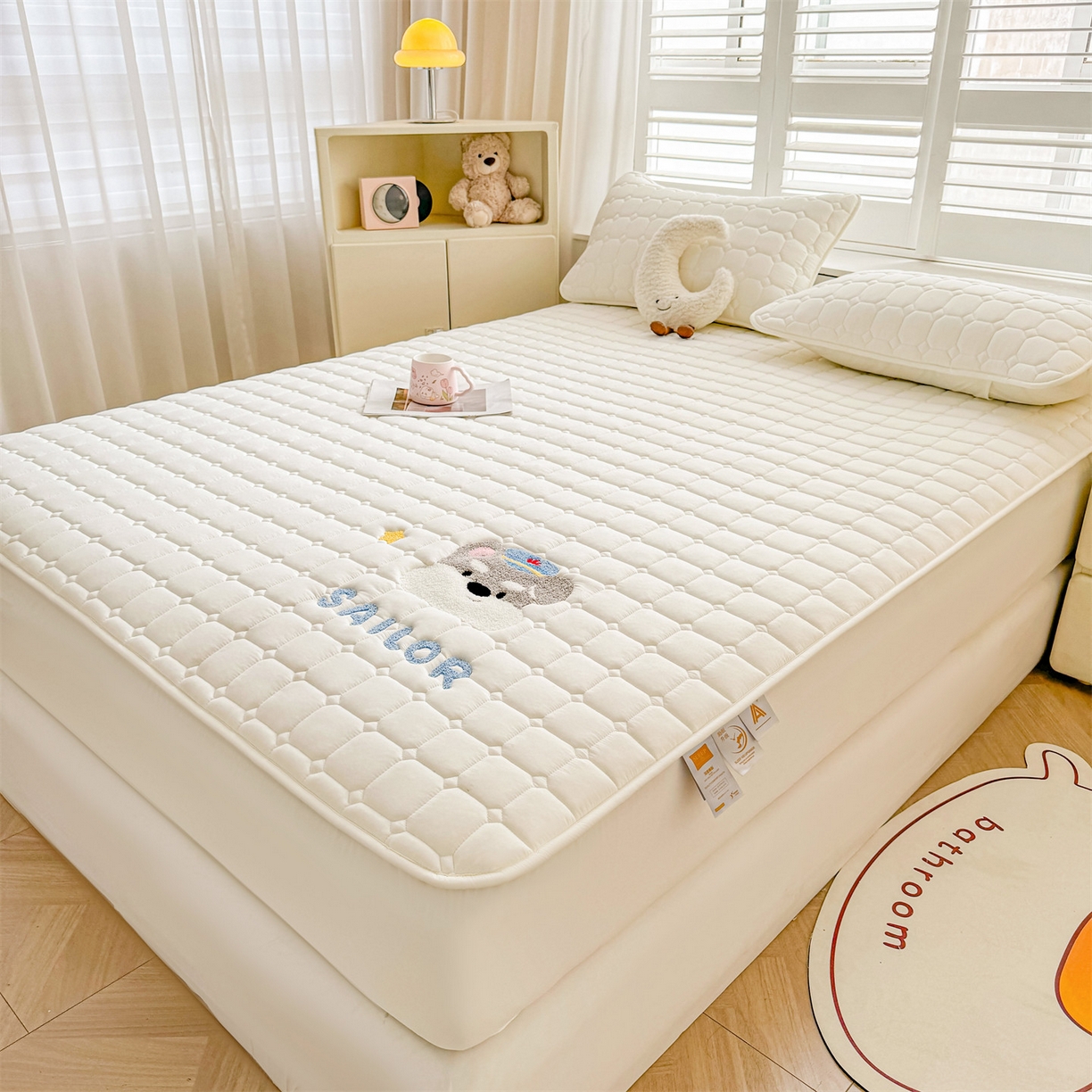 91家纺网 家纺一手货源 找家纺 雯豆家纺 2025新品刺绣款毛巾绣夹棉床笠三件套纯色素色床护垫保护套 叮当狗-月光白