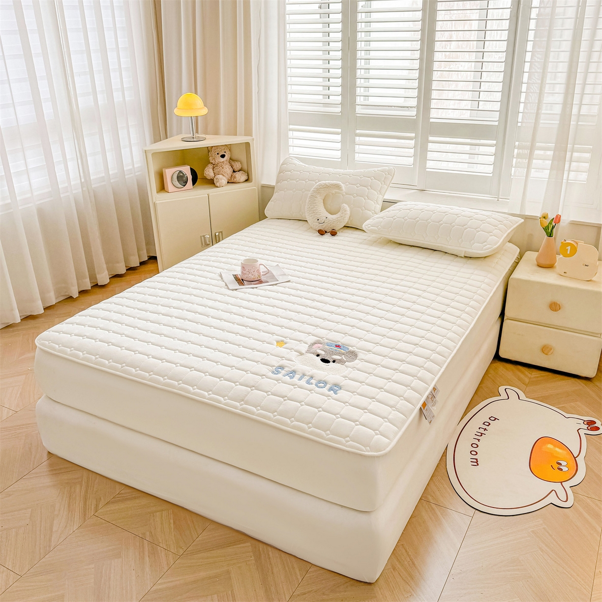 91家纺网 家纺一手货源 找家纺 雯豆家纺 2025新品刺绣款毛巾绣夹棉床笠三件套纯色素色床护垫保护套 叮当狗-月光白