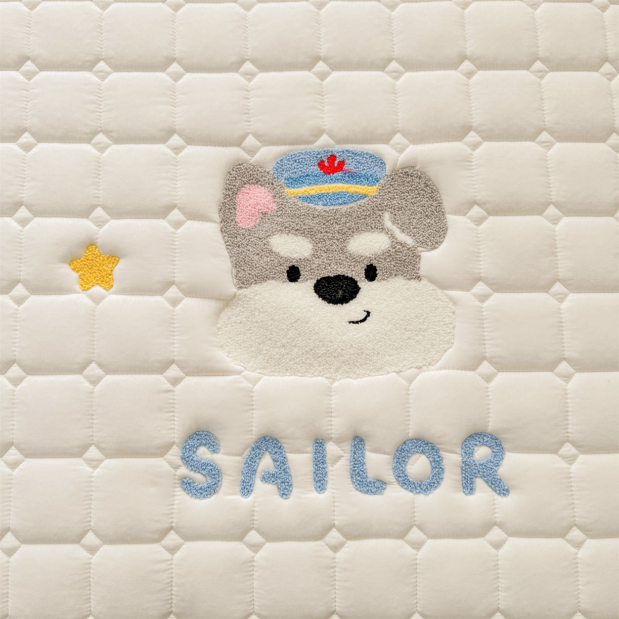 91家纺网 家纺一手货源 找家纺 雯豆家纺 2025新品刺绣款毛巾绣夹棉床笠三件套纯色素色床护垫保护套 叮当狗-月光白