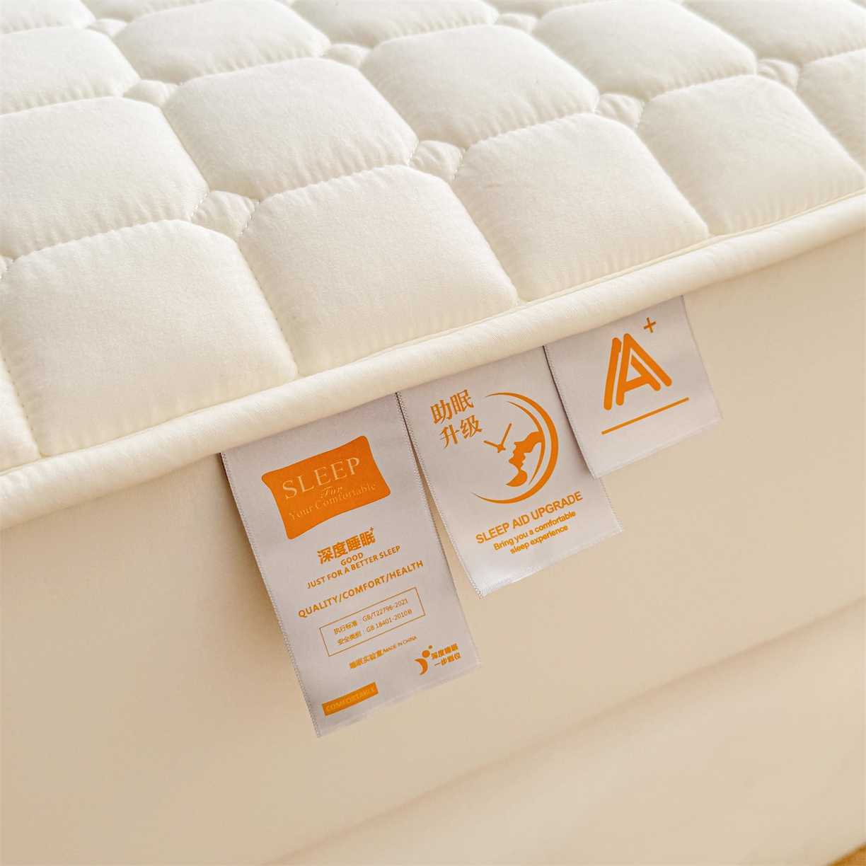 91家纺网 家纺一手货源 找家纺 雯豆家纺 2025新品刺绣款毛巾绣夹棉床笠三件套纯色素色床护垫保护套 叮当狗-月光白