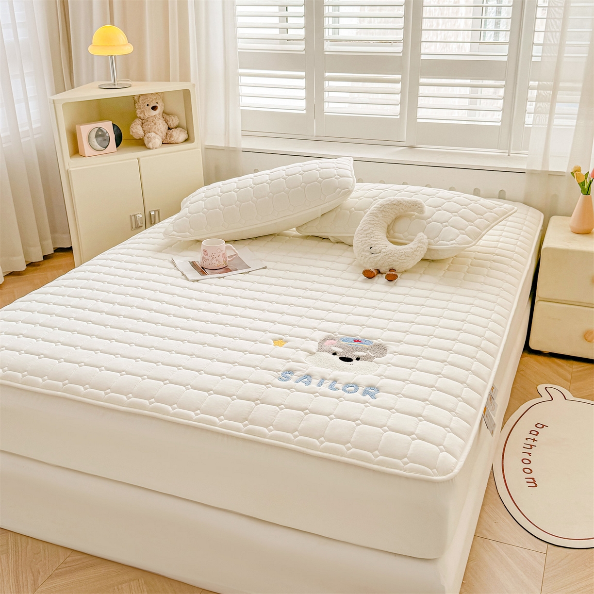 91家纺网 家纺一手货源 找家纺 雯豆家纺 2025新品刺绣款毛巾绣夹棉床笠三件套纯色素色床护垫保护套 叮当狗-月光白