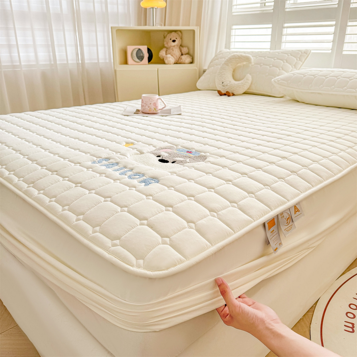 91家纺网 家纺一手货源 找家纺 雯豆家纺 2025新品刺绣款毛巾绣夹棉床笠三件套纯色素色床护垫保护套 叮当狗-月光白