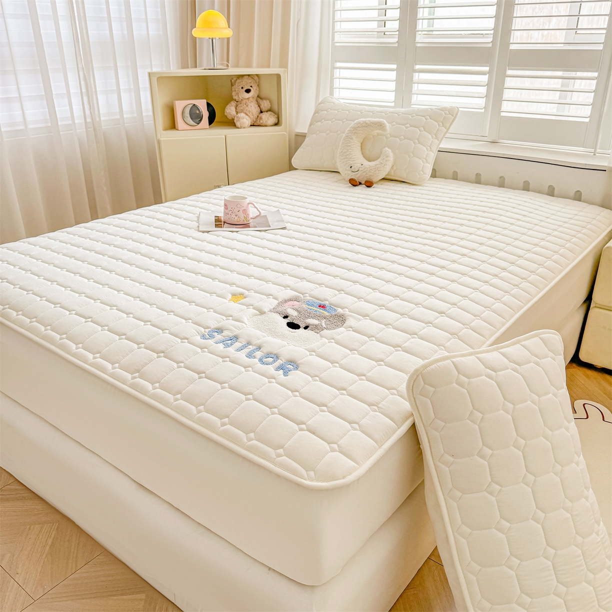 91家纺网 家纺一手货源 找家纺 雯豆家纺 2025新品刺绣款毛巾绣夹棉床笠三件套纯色素色床护垫保护套 叮当狗-月光白