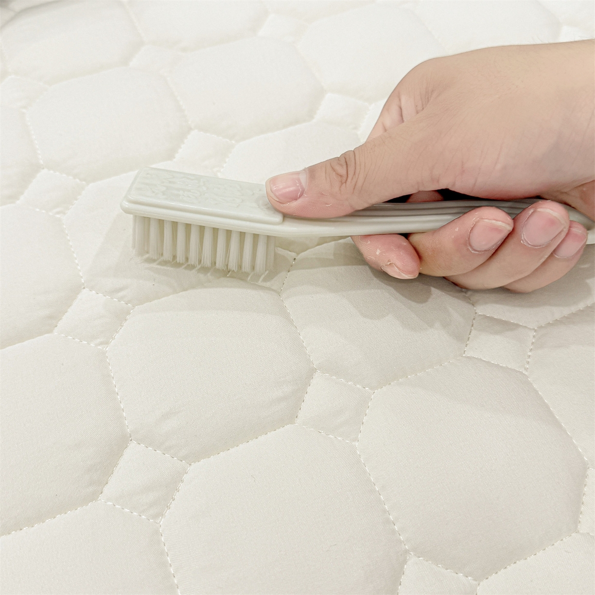 91家纺网 家纺一手货源 找家纺 雯豆家纺 2025新品刺绣款毛巾绣夹棉床笠三件套纯色素色床护垫保护套 叮当狗-月光白