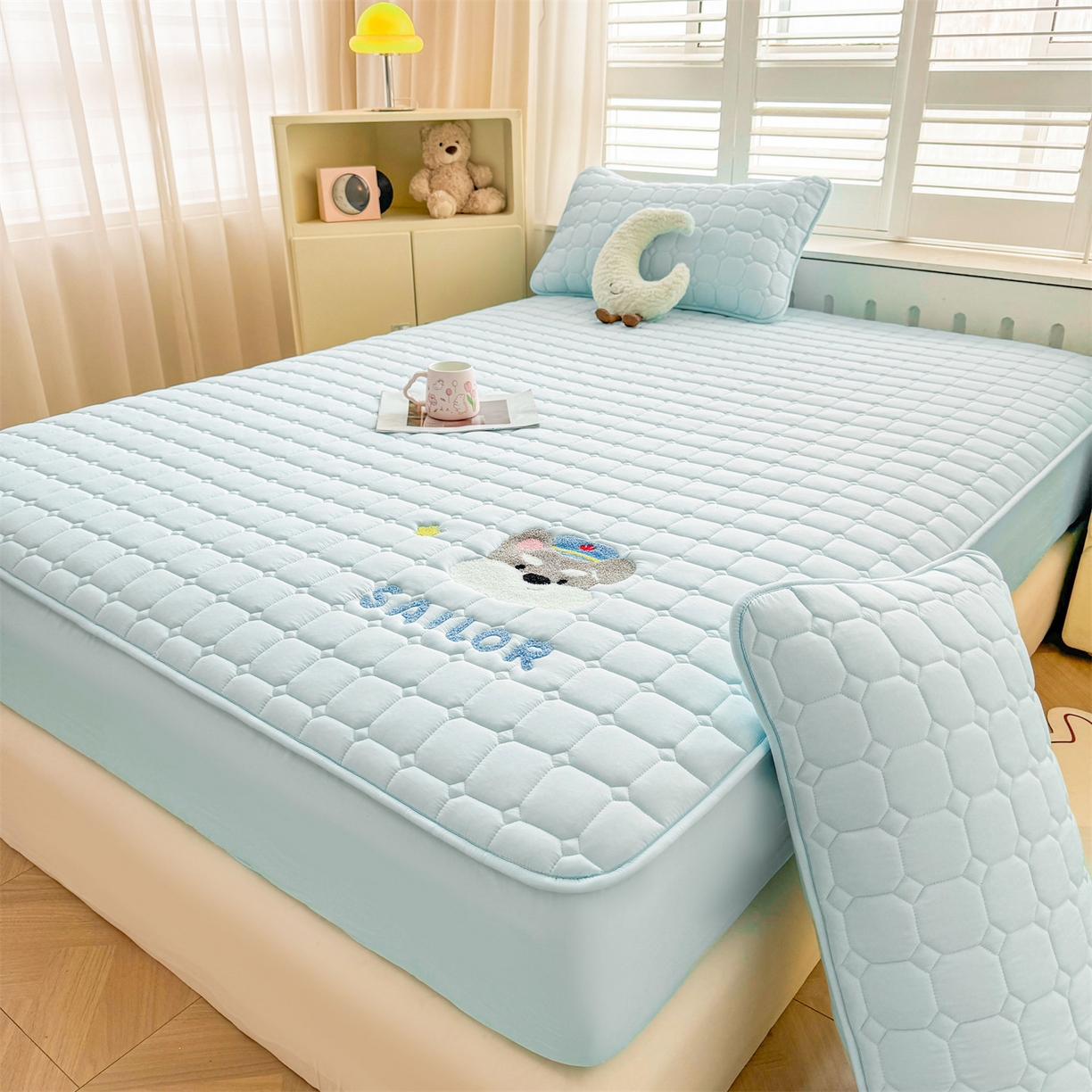 91家纺网 家纺一手货源 找家纺 雯豆家纺 2025新品刺绣款毛巾绣夹棉床笠三件套纯色素色床护垫保护套 叮当狗-淡水蓝