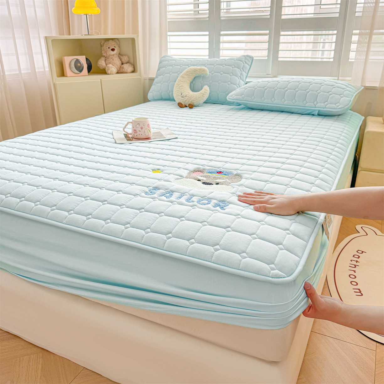 91家纺网 家纺一手货源 找家纺 雯豆家纺 2025新品刺绣款毛巾绣夹棉床笠三件套纯色素色床护垫保护套 叮当狗-淡水蓝