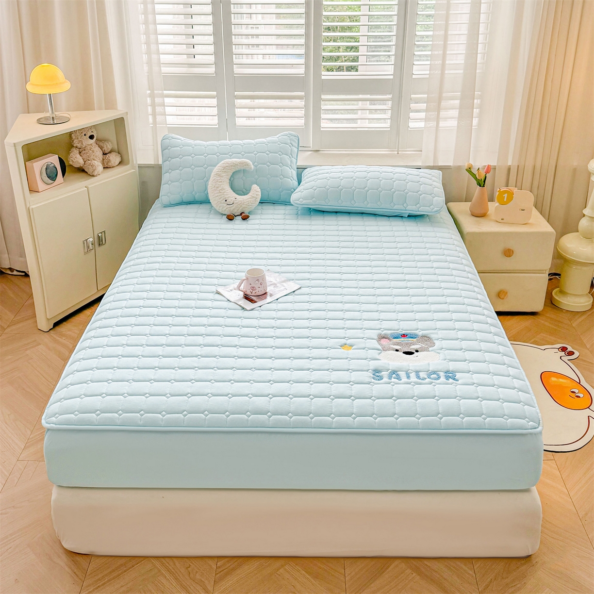 91家纺网 家纺一手货源 找家纺 雯豆家纺 2025新品刺绣款毛巾绣夹棉床笠三件套纯色素色床护垫保护套 叮当狗-淡水蓝