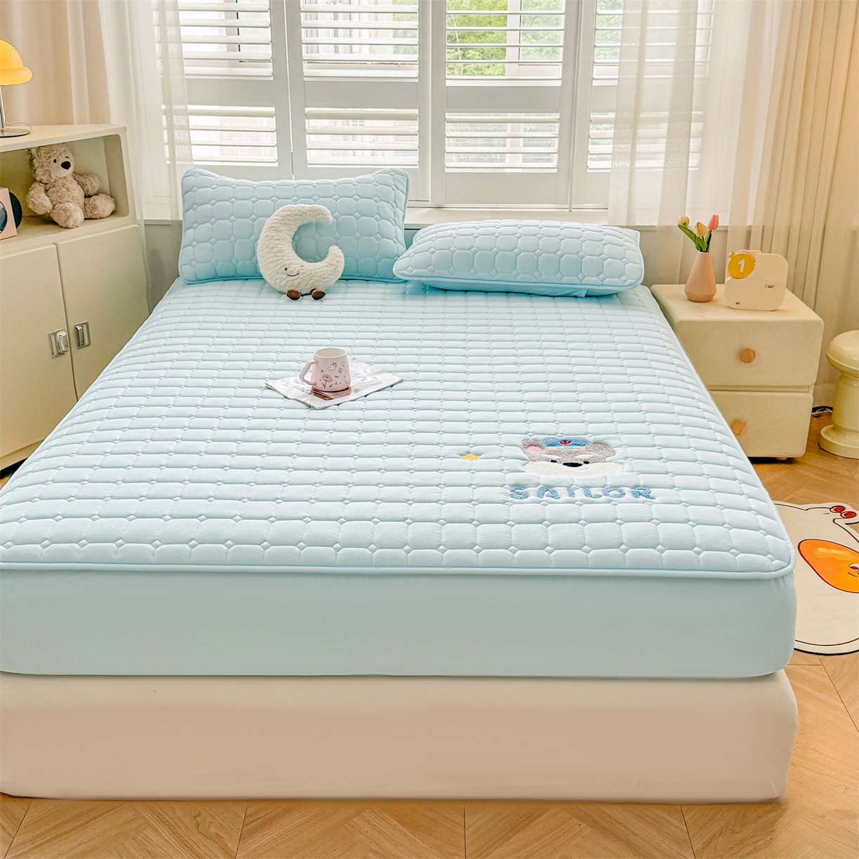 91家纺网 家纺一手货源 找家纺 雯豆家纺 2025新品刺绣款毛巾绣夹棉床笠三件套纯色素色床护垫保护套 叮当狗-淡水蓝