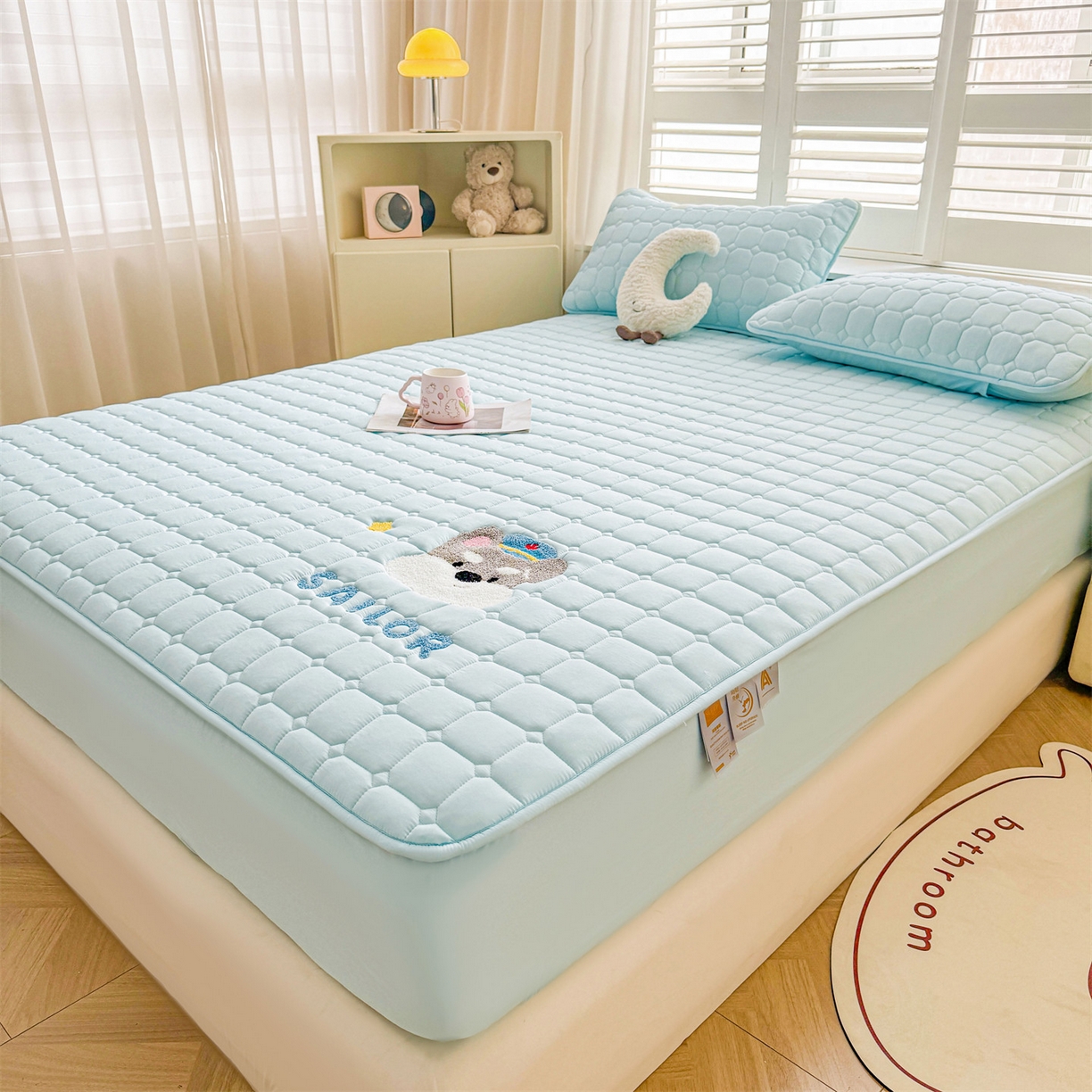 91家纺网 家纺一手货源 找家纺 雯豆家纺 2025新品刺绣款毛巾绣夹棉床笠三件套纯色素色床护垫保护套 叮当狗-淡水蓝