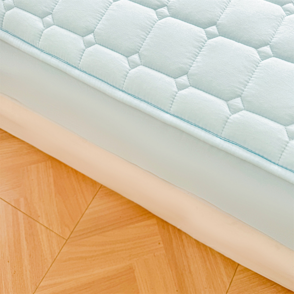 91家纺网 家纺一手货源 找家纺 雯豆家纺 2025新品刺绣款毛巾绣夹棉床笠三件套纯色素色床护垫保护套 叮当狗-淡水蓝