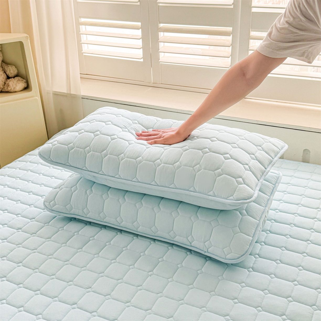 91家纺网 家纺一手货源 找家纺 雯豆家纺 2025新品刺绣款毛巾绣夹棉床笠三件套纯色素色床护垫保护套 叮当狗-淡水蓝