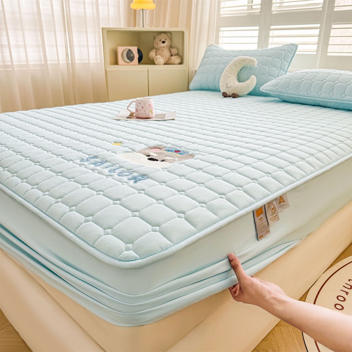 91家纺网 家纺一手货源 找家纺 雯豆家纺 2025新品刺绣款毛巾绣夹棉床笠三件套纯色素色床护垫保护套 叮当狗-淡水蓝