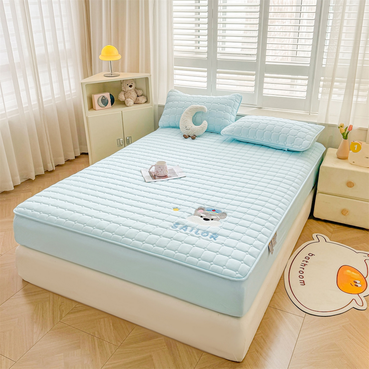 91家纺网 家纺一手货源 找家纺 雯豆家纺 2025新品刺绣款毛巾绣夹棉床笠三件套纯色素色床护垫保护套 叮当狗-淡水蓝