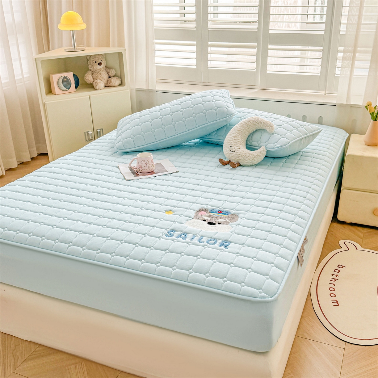 91家纺网 家纺一手货源 找家纺 雯豆家纺 2025新品刺绣款毛巾绣夹棉床笠三件套纯色素色床护垫保护套 叮当狗-淡水蓝