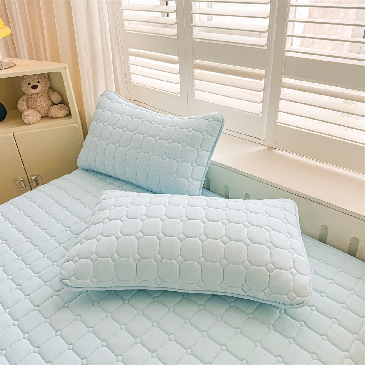 91家纺网 家纺一手货源 找家纺 雯豆家纺 2025新品刺绣款毛巾绣夹棉床笠三件套纯色素色床护垫保护套 叮当狗-淡水蓝