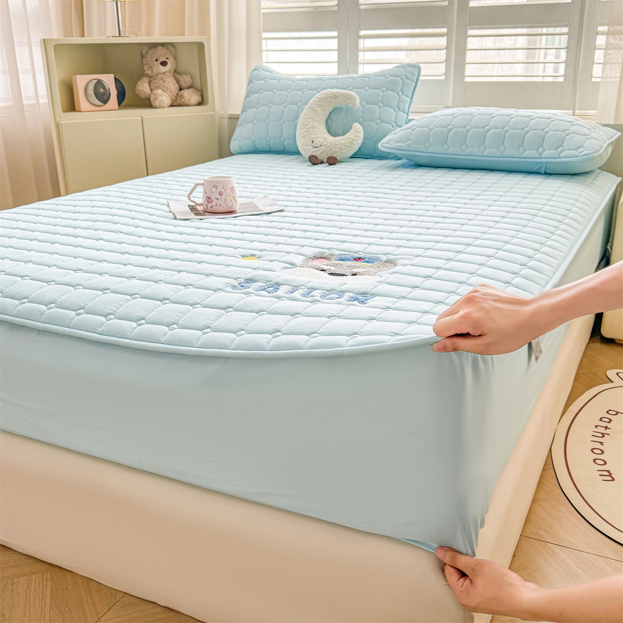 91家纺网 家纺一手货源 找家纺 雯豆家纺 2025新品刺绣款毛巾绣夹棉床笠三件套纯色素色床护垫保护套 叮当狗-淡水蓝