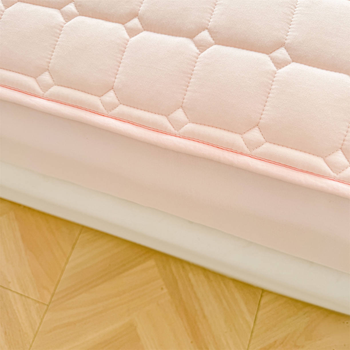 91家纺网 家纺一手货源 找家纺 雯豆家纺 2025新品刺绣款毛巾绣夹棉床笠三件套纯色素色床护垫保护套 叮当狗-密合粉