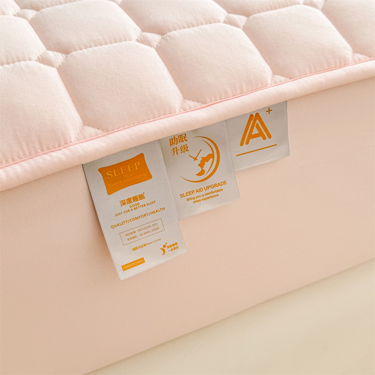 91家纺网 家纺一手货源 找家纺 雯豆家纺 2025新品刺绣款毛巾绣夹棉床笠三件套纯色素色床护垫保护套 叮当狗-密合粉