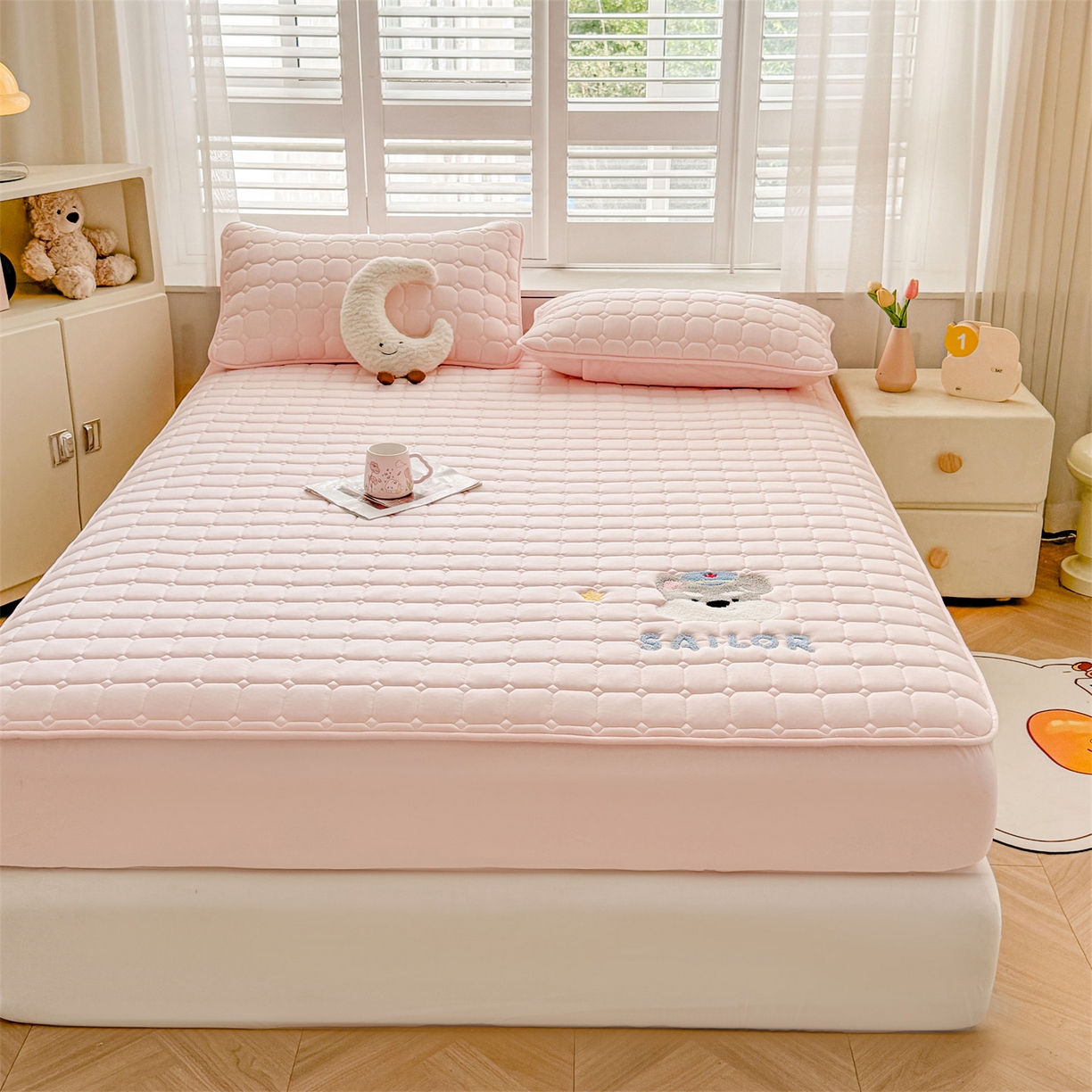 91家纺网 家纺一手货源 找家纺 雯豆家纺 2025新品刺绣款毛巾绣夹棉床笠三件套纯色素色床护垫保护套 叮当狗-密合粉