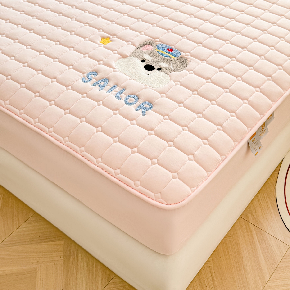 91家纺网 家纺一手货源 找家纺 雯豆家纺 2025新品刺绣款毛巾绣夹棉床笠三件套纯色素色床护垫保护套 叮当狗-密合粉